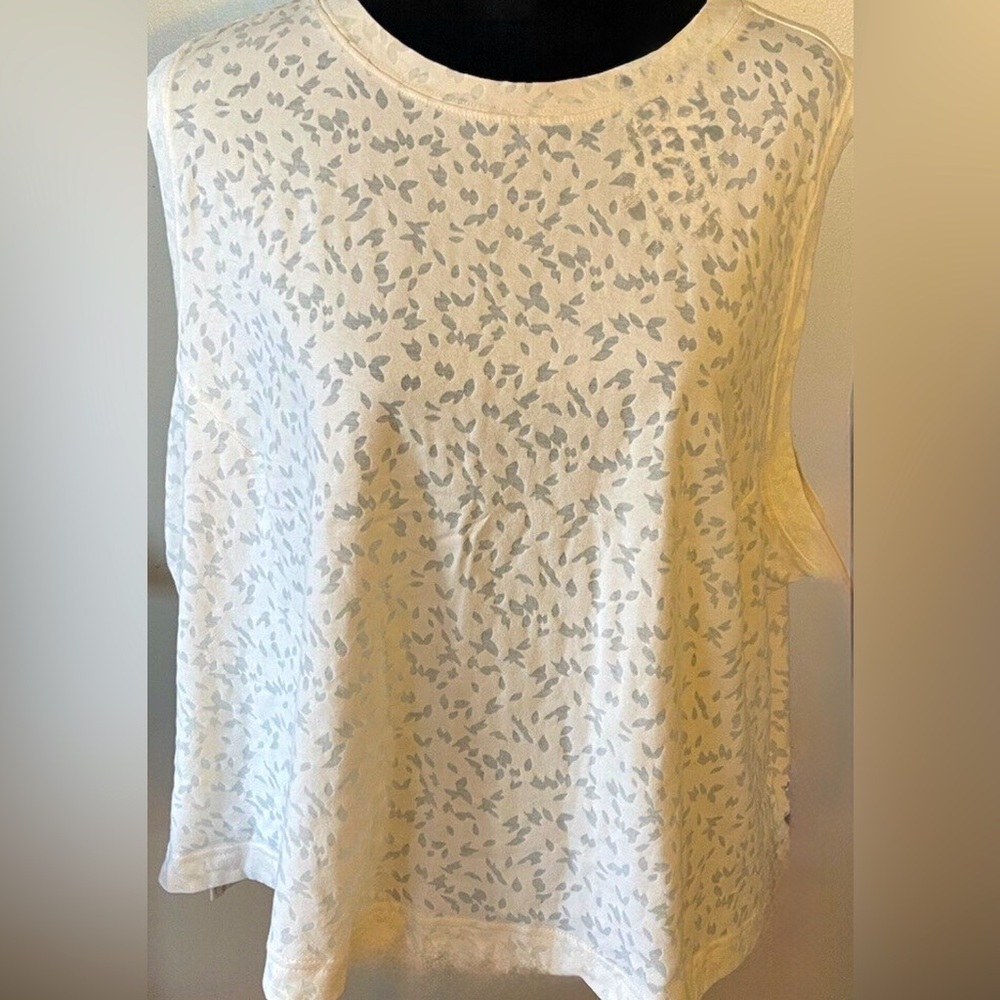 All In Motion- Cream Crop Sleeveless Active Cheetah Print Top. Size XL
